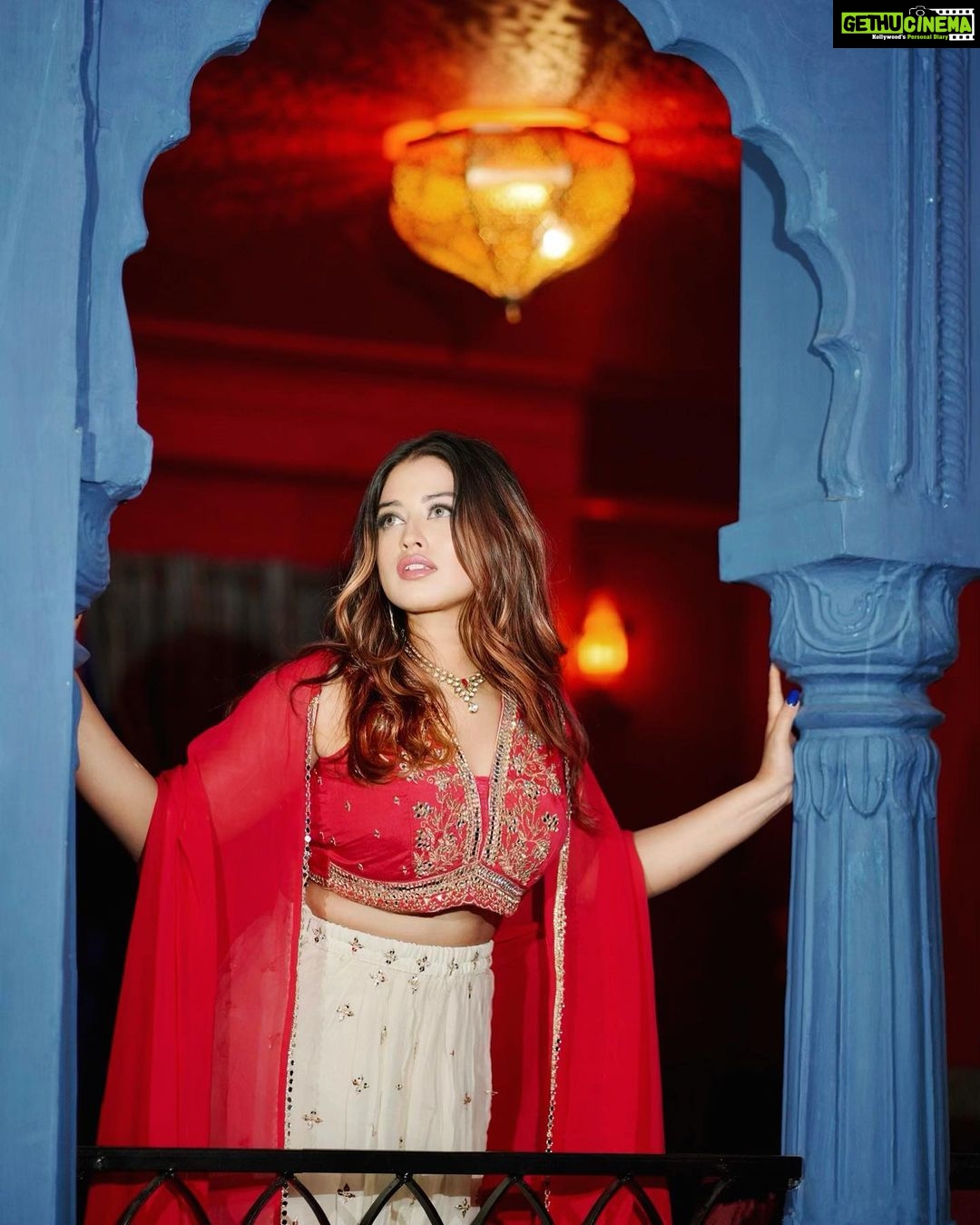 Somi Khan Instagram - Tum Chanda Aur Main Chandni ✨ . . . Photography @anilnirwan_ & @ladlo_rajasthan Outfit @ddeepraa Jaipur, Rajasthan