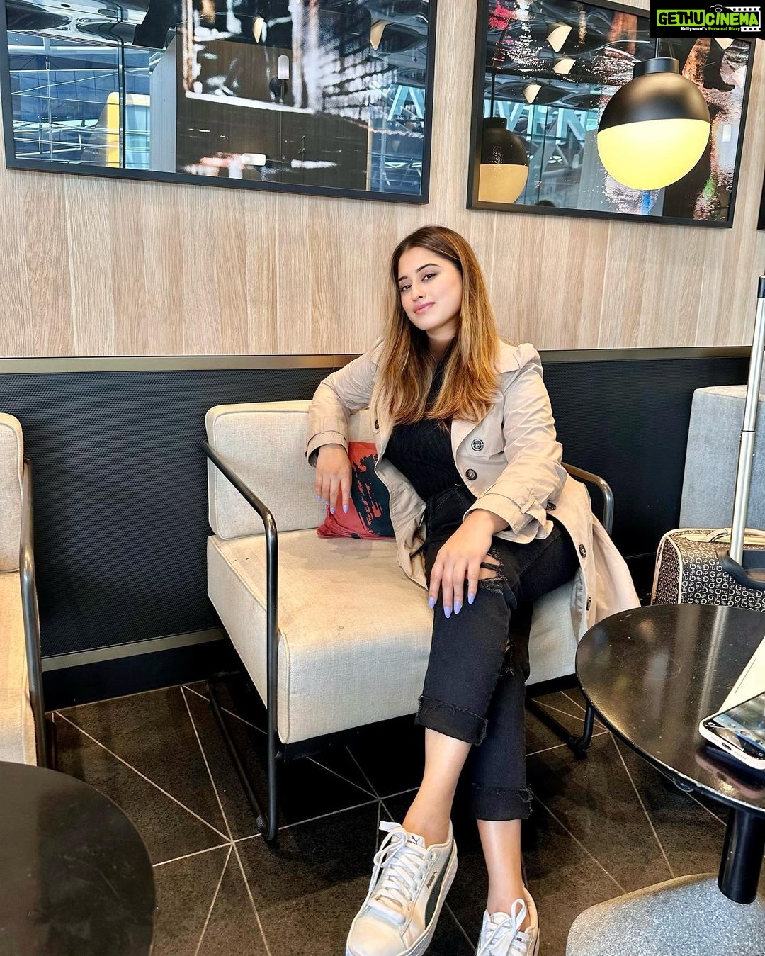 Somi Khan Instagram - My new routine: Journey. Explore. ... Melbourne, Australia