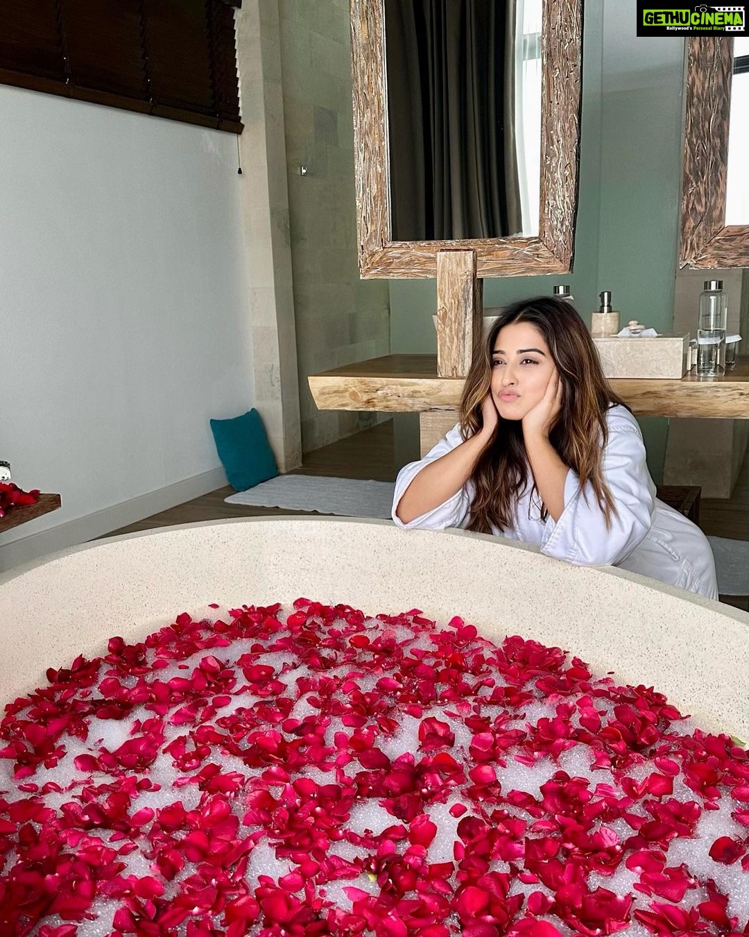 Somi Khan Instagram - Make room for what you prayed for ❣️