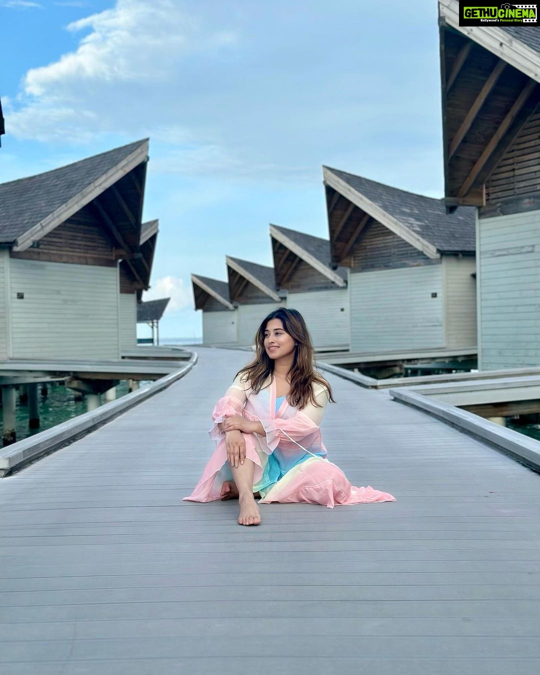 Somi Khan Instagram - When’s dreams become reality 🌈 . . . Outfit @fashionstruc Mövenpick Resort Kuredhivaru Maldives