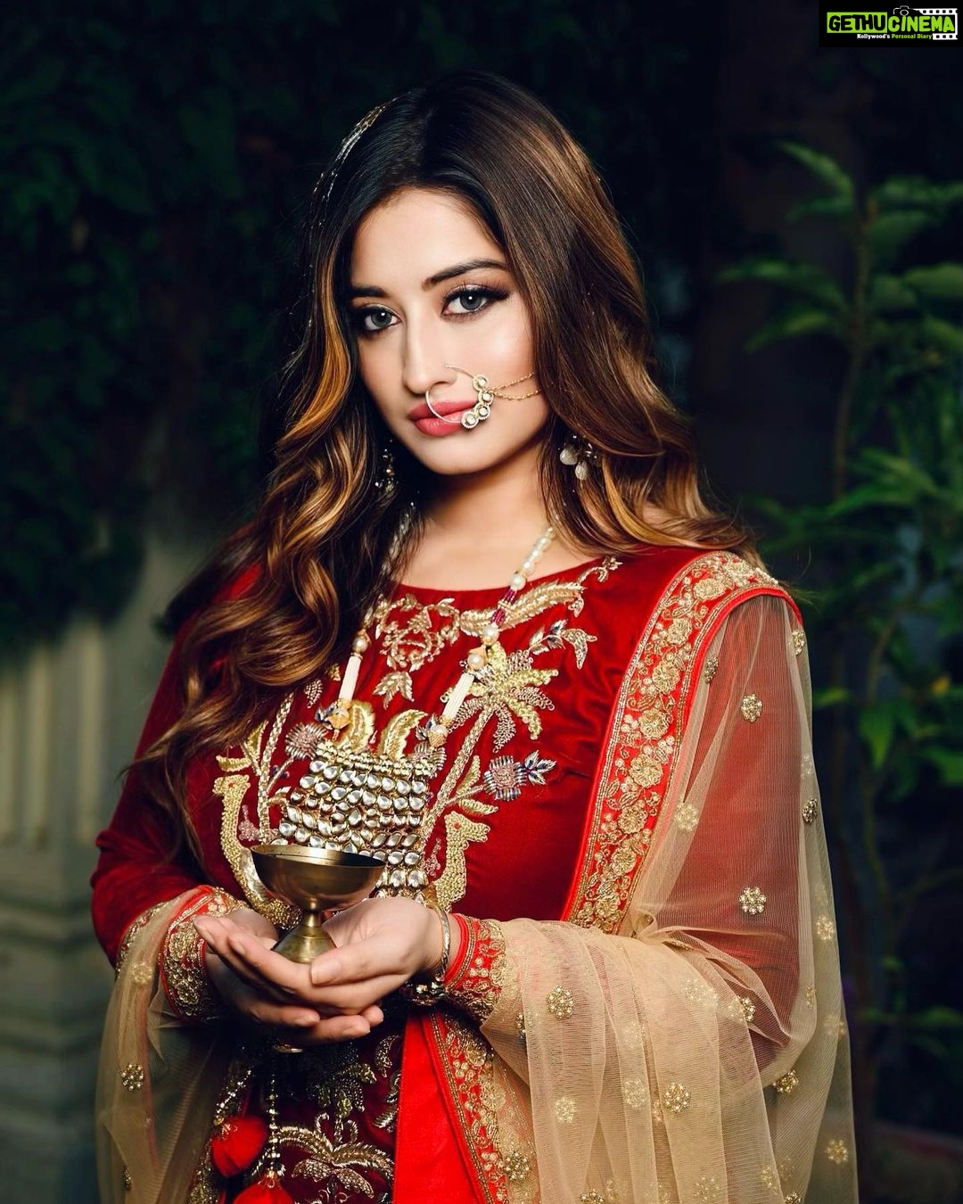 Somi Khan Instagram - With more love, affection, and respect for one another. Happy Diwali to all my Instafam ✨🪔