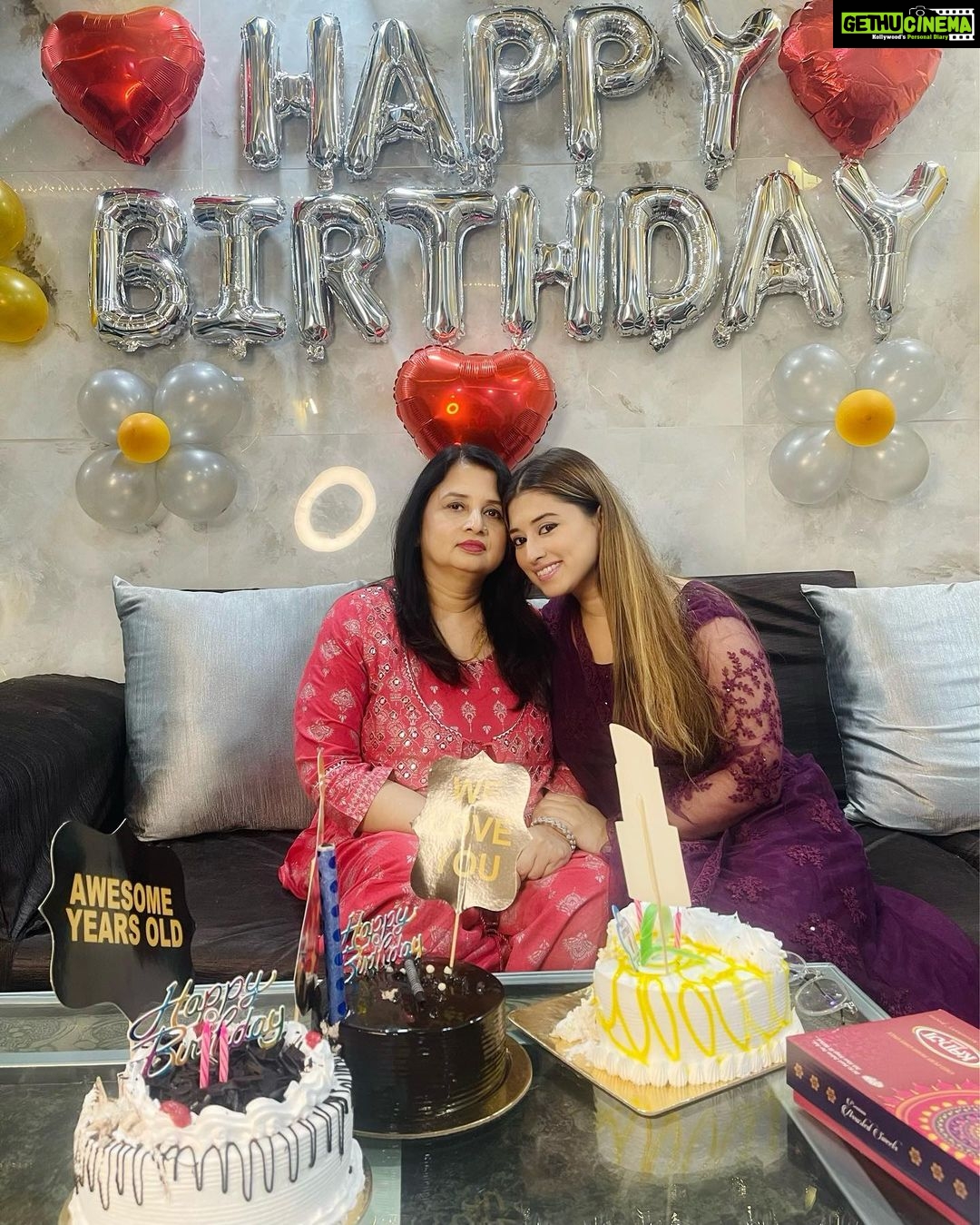 Somi Khan Instagram - Happy birthday my lifeline my world 🌎❤️ #ammijaan❤️