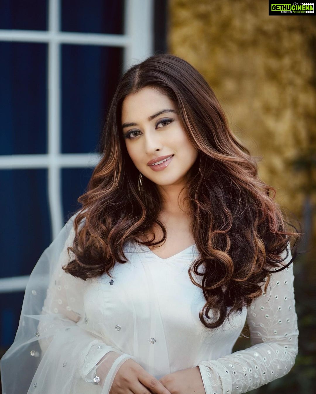 Somi Khan Instagram - Labbaik Allahumma Labbaik ✨ #ramadan #jummahmubarak #blessed . . Photography @anilnirwanphotography @ladlo_rajasthan Jaipur, Rajasthan