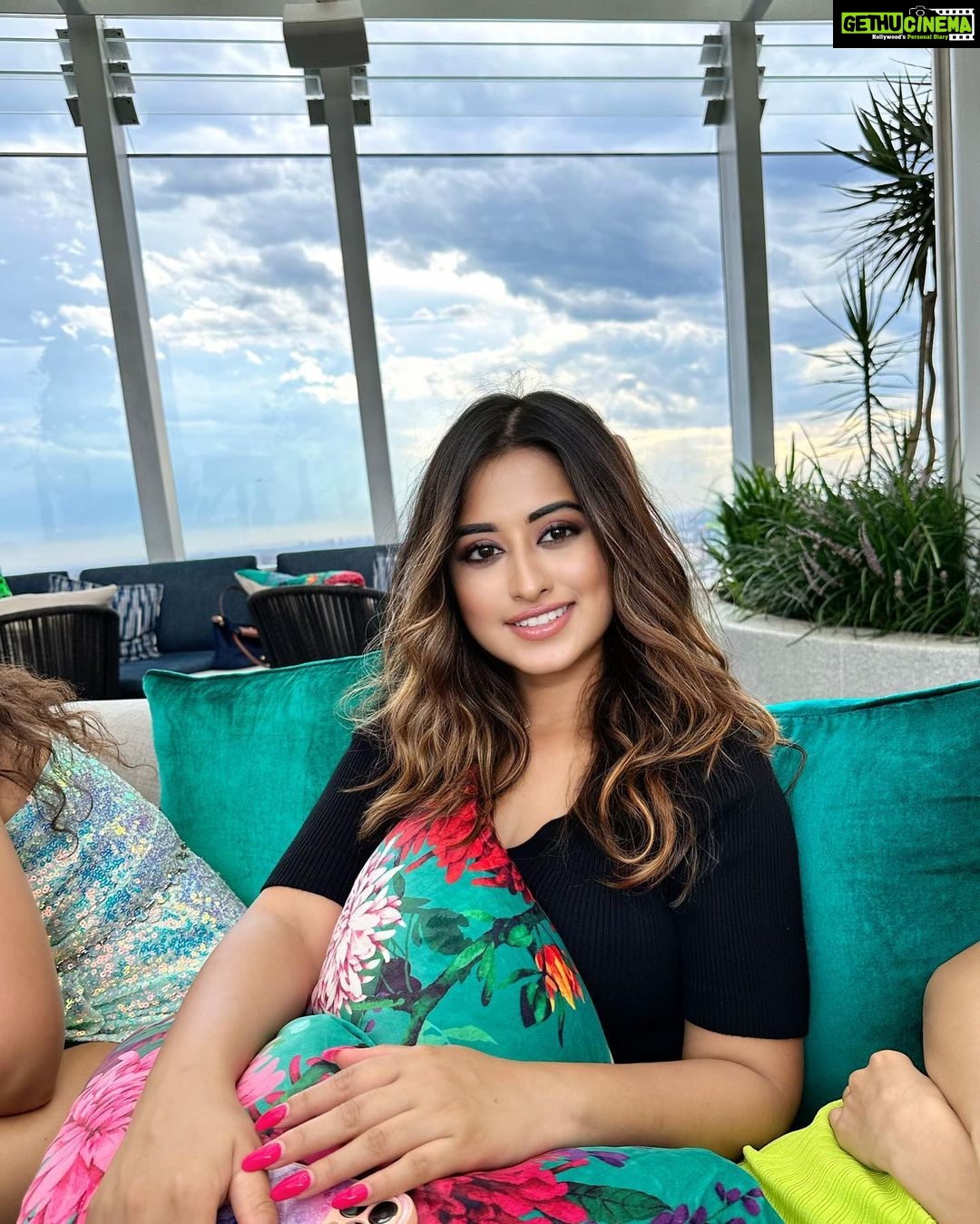 Somi Khan Instagram - Blue skies, sunshine, everything’s fine ☀️ ———————————————————— #sydney #australia #melbourne #brisbane #love #nsw #sydneyaustralia #perth #adelaide #photography #travel #instagood #sydneylocal #sydneylife #london #sydneyeats #newyork #sydneyfood #photooftheday #fashion #ilovesydney #nature #food #foodie #art #usa #sydneyfoodie #newsouthwales #instagram #sydneyharbour Crown Towers Sydney