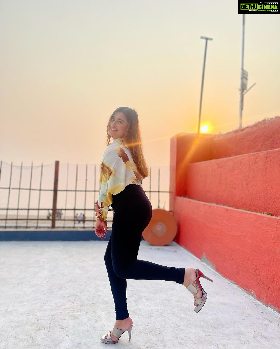 Somi Khan Instagram - You light up my world like nobody else ❤️ . . . #somi #selflove #instagood #hapiness