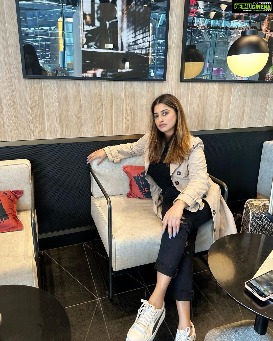 Somi Khan Instagram - My new routine: Journey. Explore. ... Melbourne, Australia