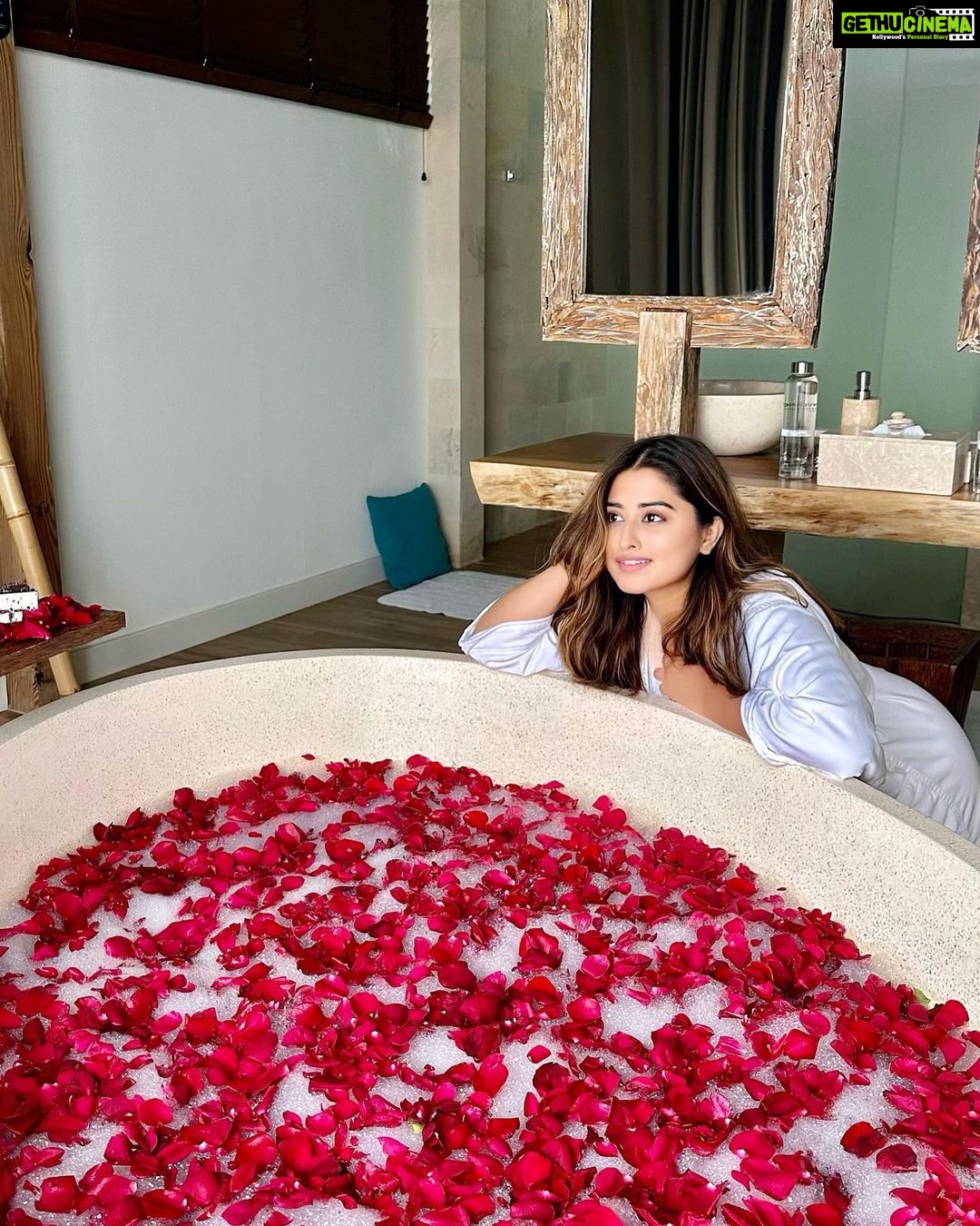 Somi Khan Instagram - Make room for what you prayed for ❣️