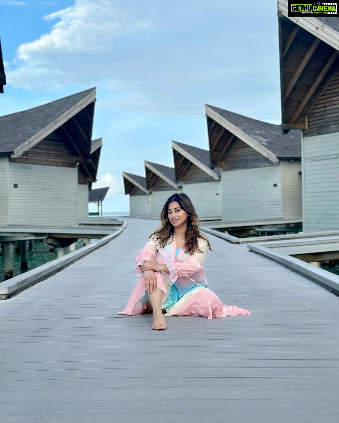 Somi Khan Instagram - When’s dreams become reality 🌈 . . . Outfit @fashionstruc Mövenpick Resort Kuredhivaru Maldives
