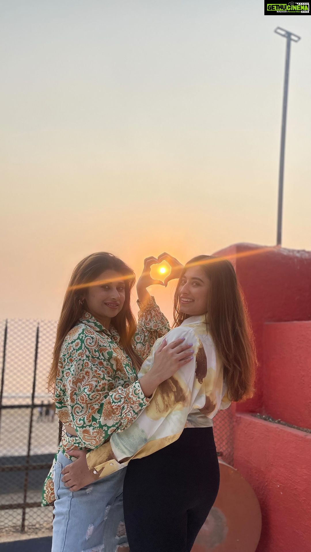 Somi Khan Instagram - Khansisters ❤️ . . #khansisters #trending #reelsinstagram #instagram #reels #explorepage #engagement #trending #sabkhan #instadaily #instvairal #recent4recent