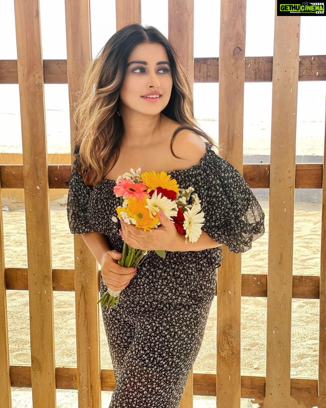 Somi Khan Instagram - Aisa jo mile toh Never Gonna let go ! ❤️💫