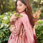 Somi Khan Instagram - Eid Mubarak ⭐️🌙 . . . #eidmubarak #happiness #peace