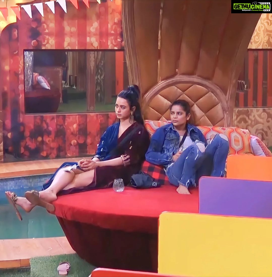 Soundarya Sharma Instagram - 💙💜 #BB16 #SoundaryaForTheWin @voot @colorstv @beingsalmankhan 🧥 @amoree.india Styled by- @nidhikurda @anusoru . #SoundaryaSharma #DimpleDollSoundarya #WeSupportSoundarya #WeAreWithSoundarya #SquadSoundarya #Soundarya #BossLady #SoundaryaForTheWin #SoundaryaForever #SoundaryaInBB16 #TeamSoundaryaSharma #BB16 #SalmanKhan