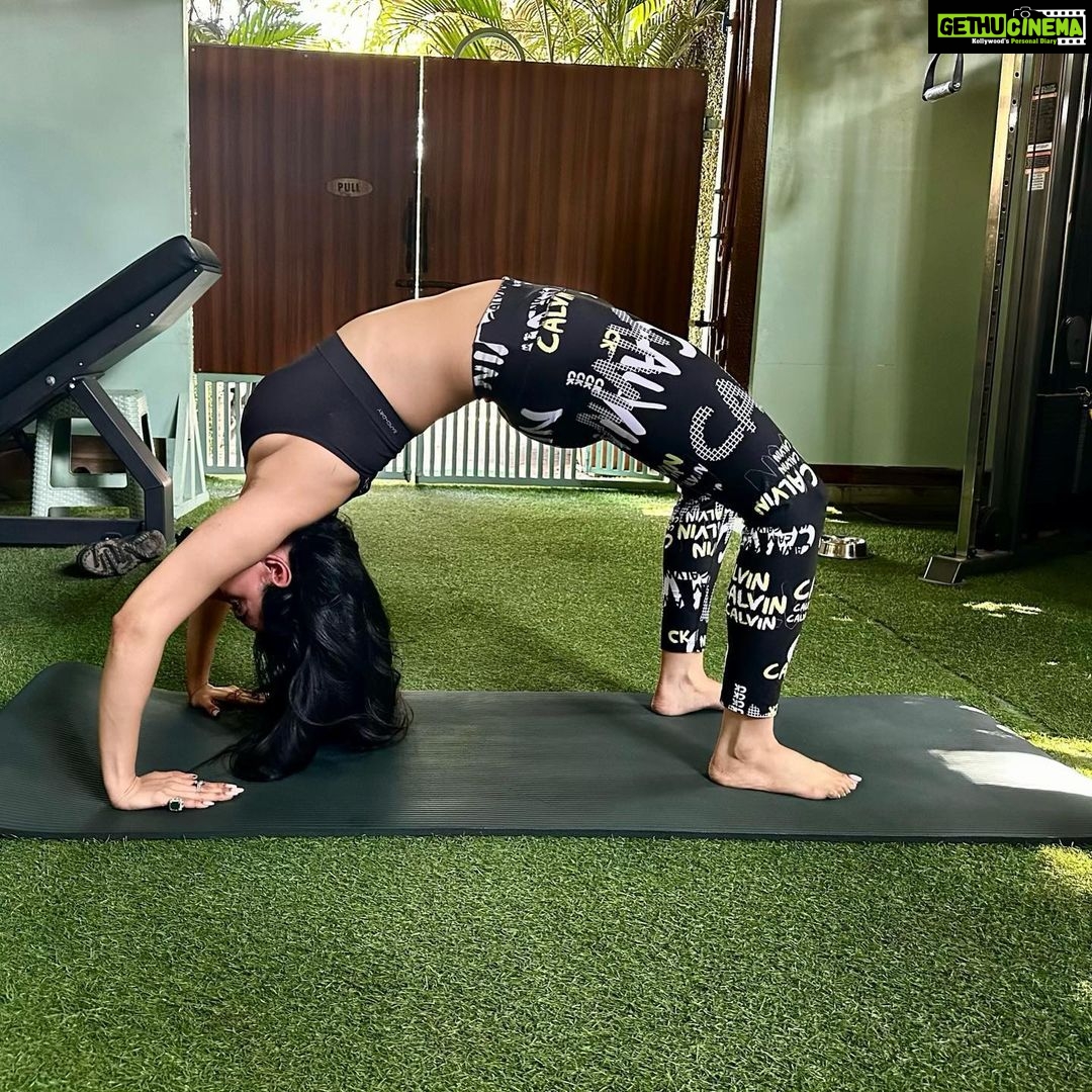 Soundarya Sharma Instagram - चक्रासन 🧘🏻♀️ Find your inner peace, one breath at a time🔮📿