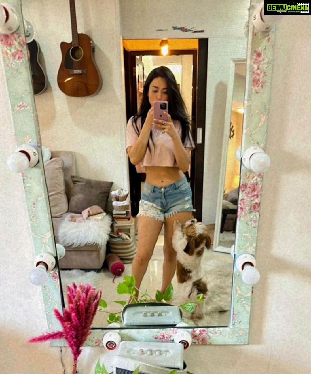Soundarya Sharma Instagram - Friday Afternoon 🍓🐾✨ #Mood