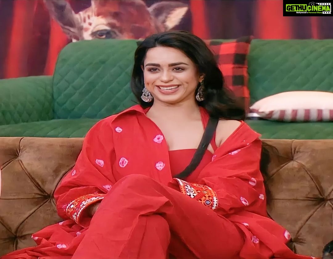Soundarya Sharma Instagram - #DimpleDoll glows in her red outfit and beautiful look, smiling with elegance ❤️ #BB16 @voot @colorstv @beingsalmankhan 🧥 @kevaclothing Styled by @nidhikurda #SoundaryaSharma #WeSupportSoundarya #WeAreWithSoundarya #SquadSoundarya #Soundarya #BossLady #DimpleDollSoundarya #SoundaryaForTheWin #SoundaryaForever #SoundaryaInBB16 #TeamSoundaryaSharma #BB16 #SalmanKhan