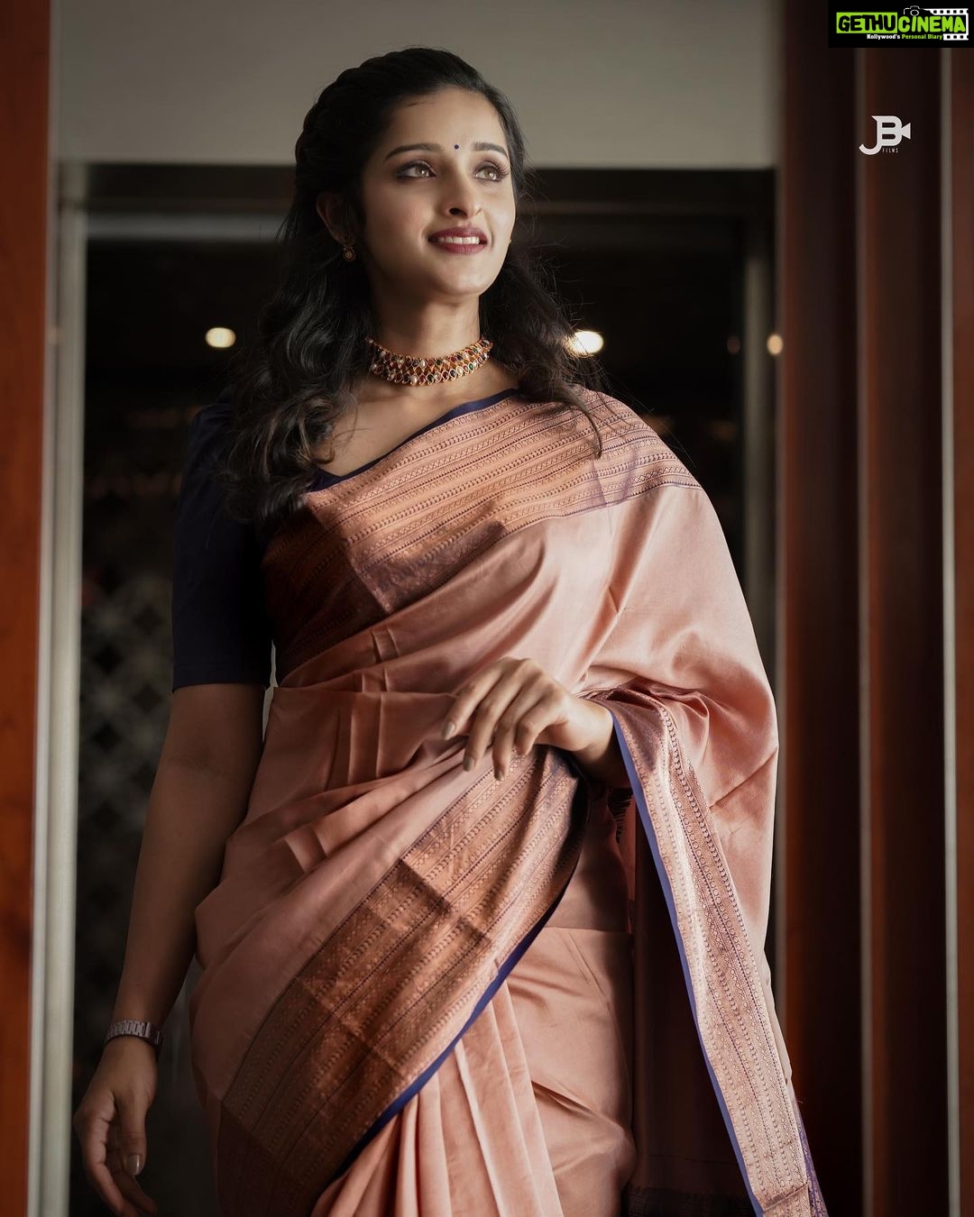 Sowmya Menon Instagram - For Wedding events and Advertisment @jbfilmswedding “Elegance is the only beauty that never fades.” Photography and retouch by @jbfilmswedding @jeffinbijoyphotography Ft @sowmyamenon_ Makeup @alagne_signature Costume @chakitha_designs Kochi, India