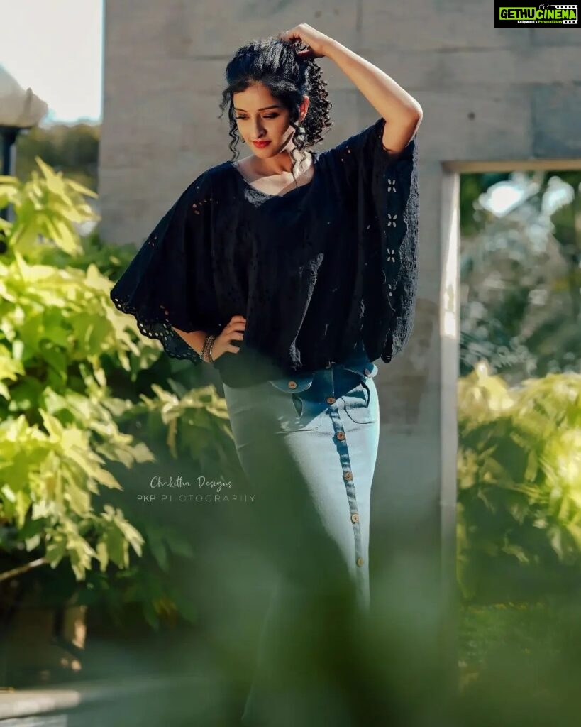 Sowmya Menon Instagram - "The most beautiful moments in life are moments when you are expressing your joy, not when you are seeking it" 👗@chakitha_designs @janki_remya_akhilesh 📷 @pkp_photography___ 💄 @alagne_signature #fashionstyle #photoshoot #actor💥