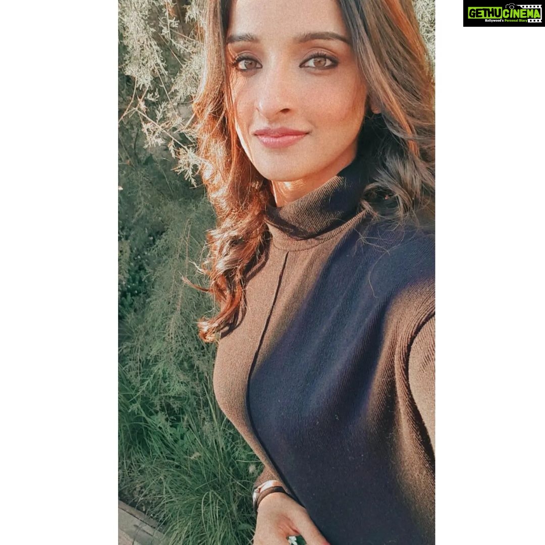 Sowmya Menon Instagram - It's your choice if you wanna stand out or blend in.☀️ #spaindiaries #svpshootdays #insta #svp #shooting