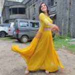 Sowmya Menon Instagram - Duniya ke sabse behtareen aur mashoor kalakar woh log hote hai jinki apni ek ada hoti hai... Woh ada joh kisi ki nakal karne se nahi aati….Woh ada joh unke saath janam leti hai…🧿❤️ Styling @styyledbyjoe Designer @sadiya_nazeer
