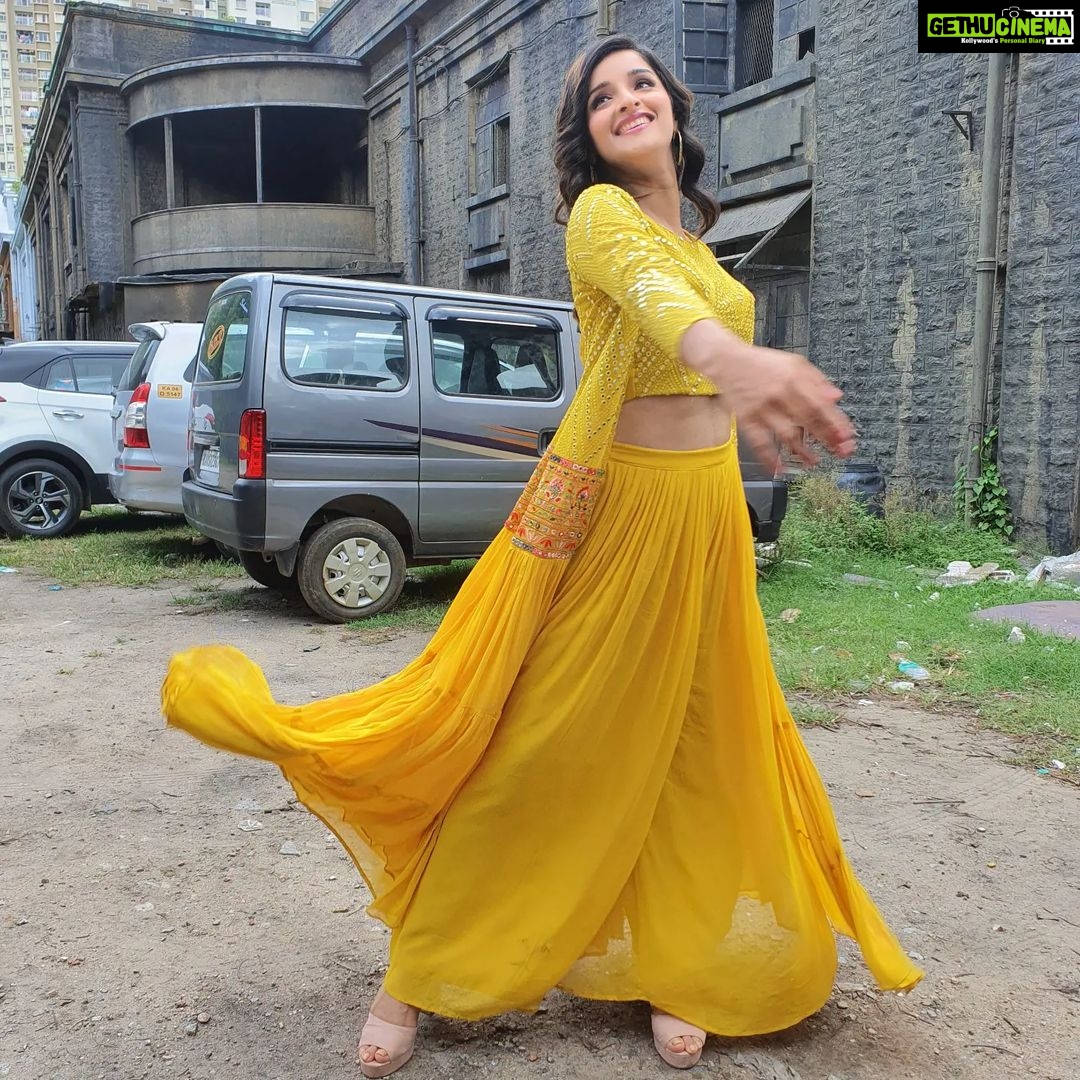 Sowmya Menon Instagram - Duniya ke sabse behtareen aur mashoor kalakar woh log hote hai jinki apni ek ada hoti hai... Woh ada joh kisi ki nakal karne se nahi aati….Woh ada joh unke saath janam leti hai…🧿❤️ Styling @styyledbyjoe Designer @sadiya_nazeer
