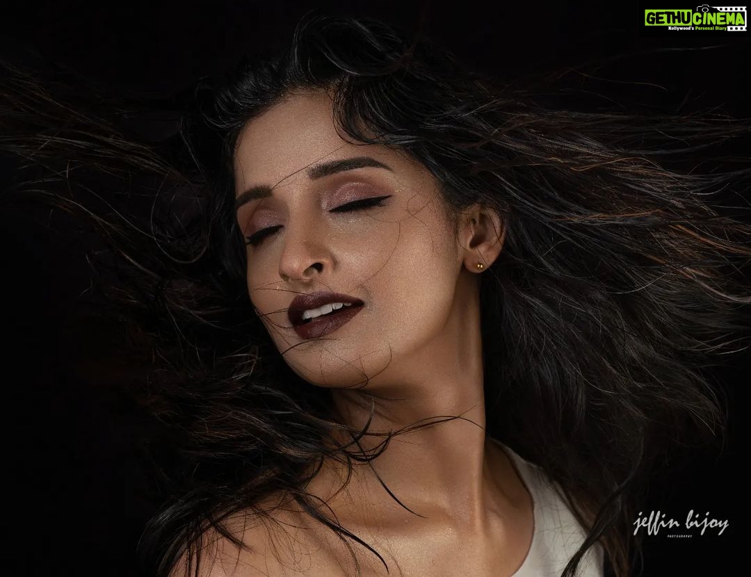 Sowmya Menon Instagram - 🔥🔥 Photography & Retouch @jeffysketches Muah @alagne_signature Costume @shilpashivdas #instagood #fashionstyle #instafashion