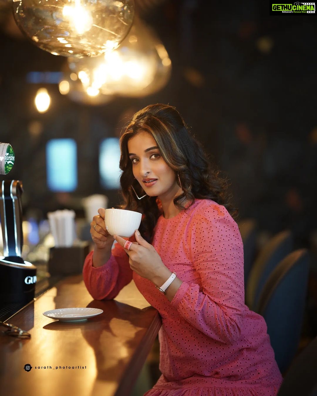 Sowmya Menon - 11.3K Likes - The best Love Triangle: Me, My ❤️ and Coffee ☕️❄️💫
Photography @sarath_photoartist
Muah @alsaa_beauty
Costume @resha_by_rehana_shana
#skrforever #gratitude #♾️
