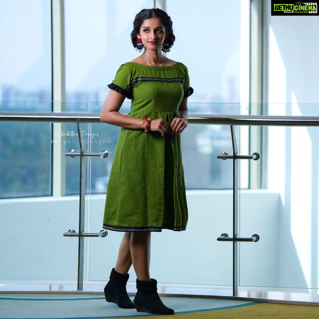 Sowmya Menon Instagram - The crown May tilt, but never fall π π π@chakitha_designs @janki_remya_akhilesh π· @pkp_photography___ π @alagne_signature #fashionstyle #photoshoot #actorπ₯