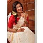 Sowmya Menon Instagram – Wishing you all Happy Ayudha Pooja😇🙏

PC @arun_payyadimeethal 
Muah @rejishaeveryouth
Blouse @alankriti_insta 
Saree @turmerikofficial

#dussehra #blessed #divine