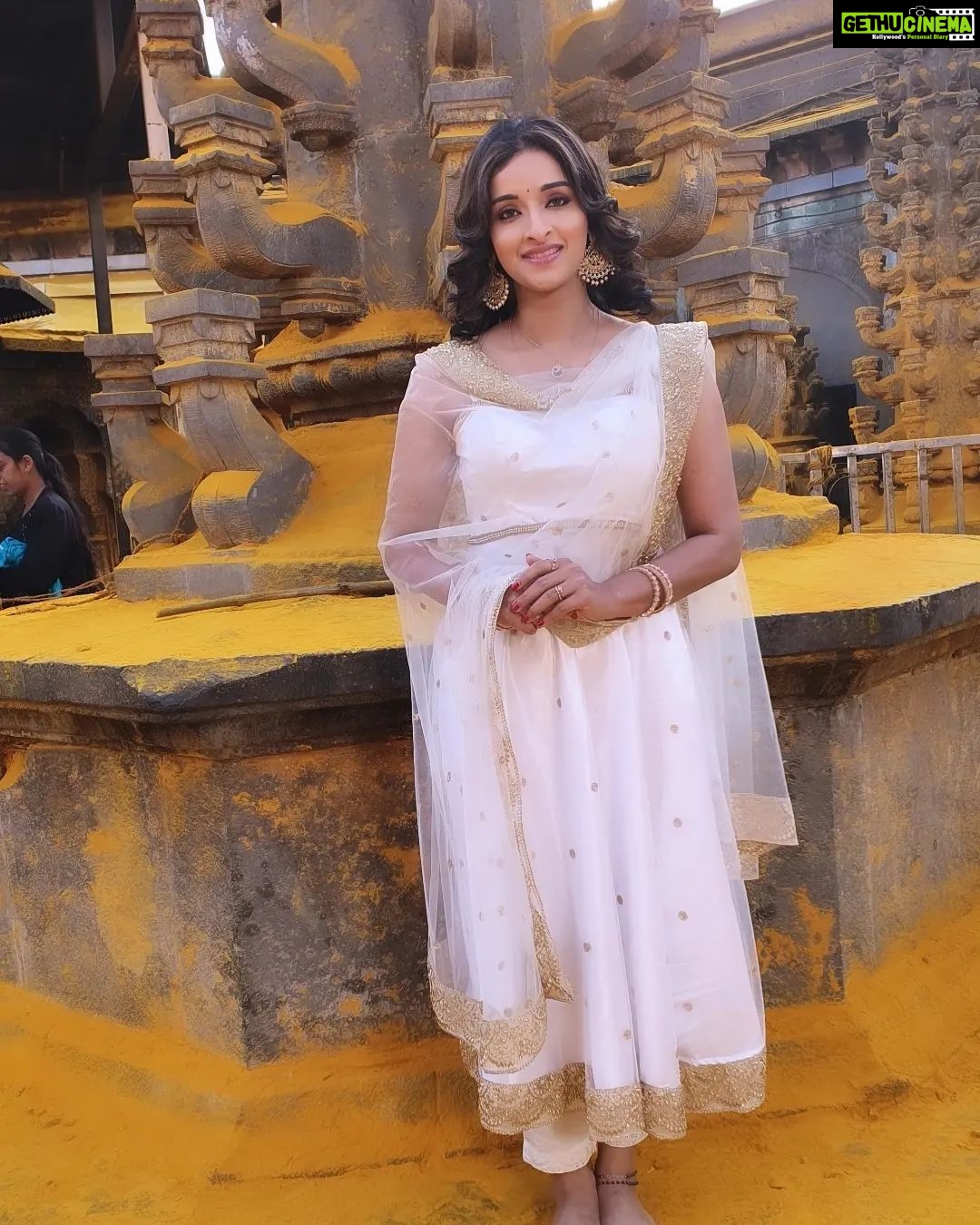 Sowmya Menon Instagram - Navratri Day 1 - White 🤍 For Purity & Innocence😇 #navaratri #festival #blessed