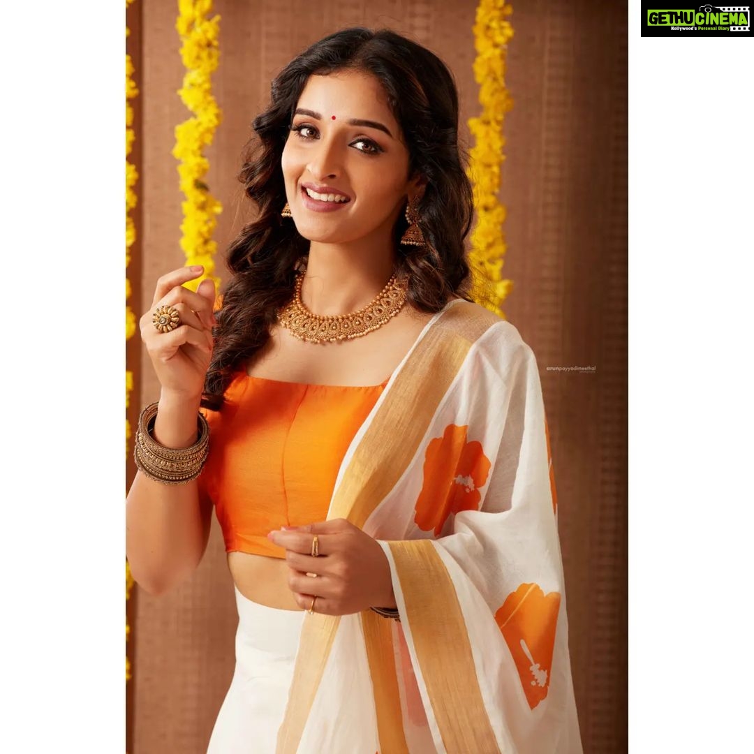 Sowmya Menon Instagram - May this Onam brings to you the brightest and choicest happiness and love you have always wished for! "ഓര്മ്മകളും ഒരായിരം പൂക്കളുമായി വീണ്ടും ഒരു പൊന്നോണണം കൂടി... എല്ലാ പ്രിയപ്പെട്ടവര്ക്കും ഓണാശംസകള്" @manoramaweekly PC @arun_payyadimeethal Muah @rejishaeveryouth Costume @turmerikofficial #onamfestival #happyonam #gratitude