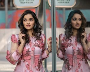 Sowmya Menon Instagram - A little windy, A little filmy 🌸

📷 @varmaphotohouse_official
Wearing @resha_by_rehana_shana

#skr #blessed #shootdiaries #actorslife #actress