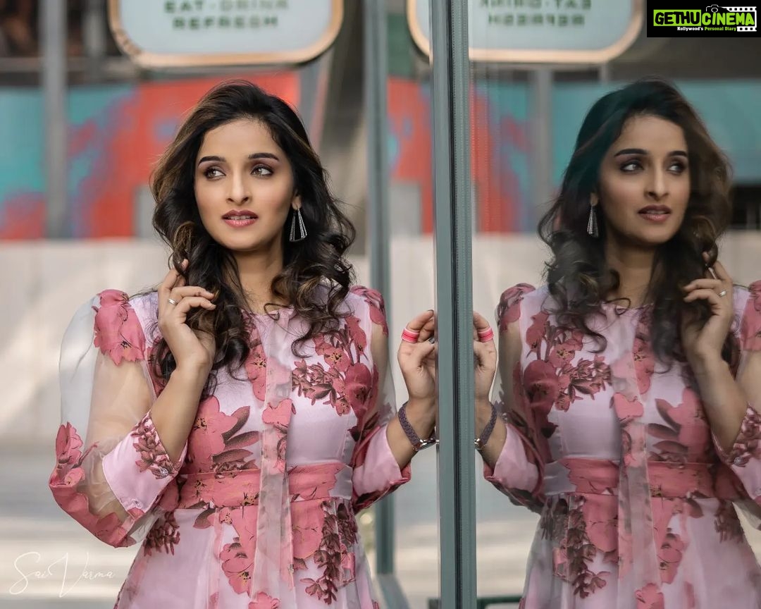 Sowmya Menon - 11.1K Likes - A little windy, A little filmy 🌸
📷 @varmaphotohouse_official
Wearing @resha_by_rehana_shana
#skr #blessed #shootdiaries #actorslife #actress
