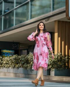 Sowmya Menon Instagram - Watching in slow motion, as you turn around and say….🎵

📷 @varmaphotohouse_official
Wearing @resha_by_rehana_shana

#skr #blessed #shootdiaries #actorslife #actress