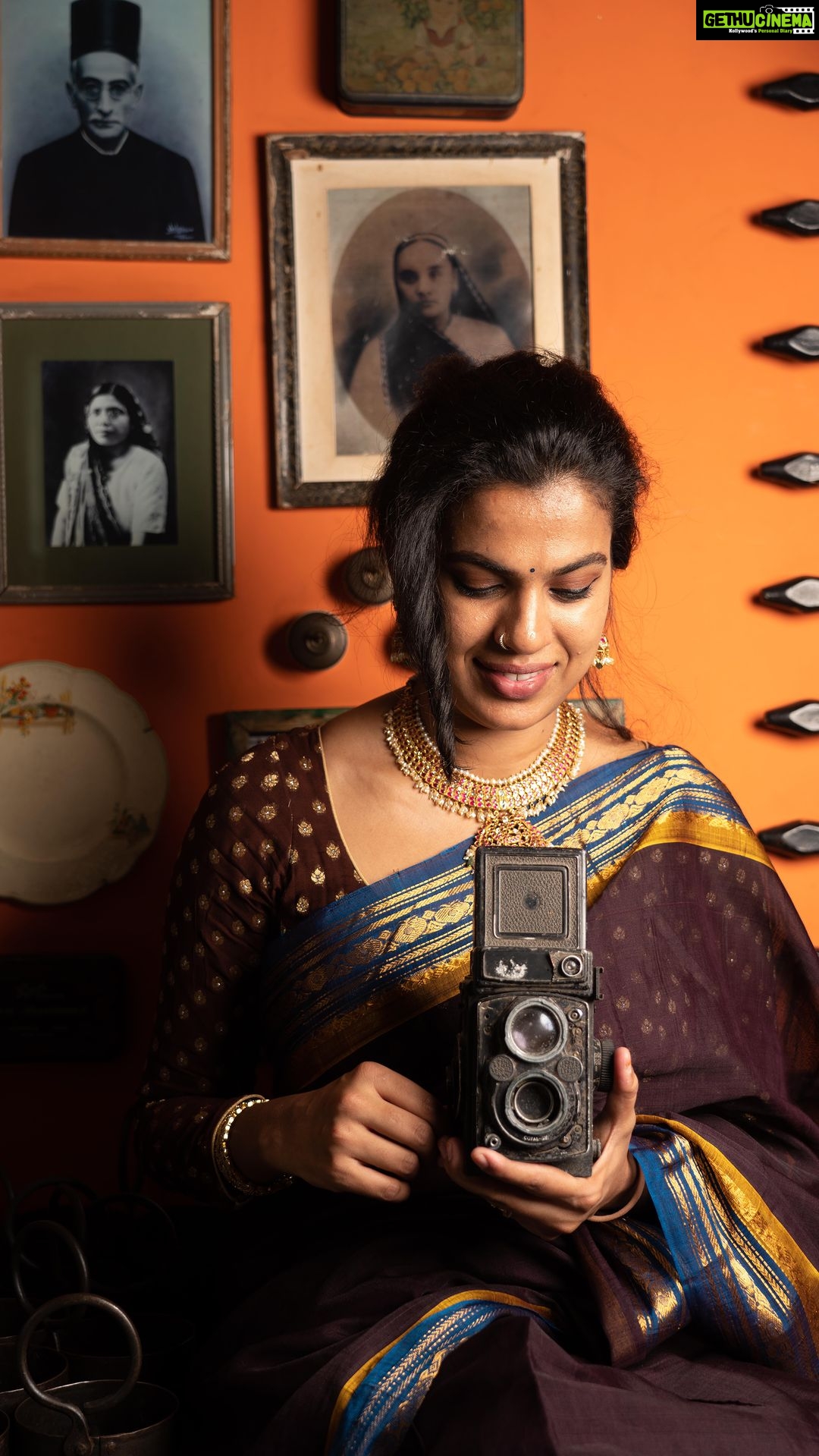 Sravana Bhargavi Instagram - Jewellery @aarni_by_shravani ❤️❤️ Photography @lens_art_moments 🤟 Location courtesy @sbowindia Sodabottle Opener Wala. Jubilee Hills