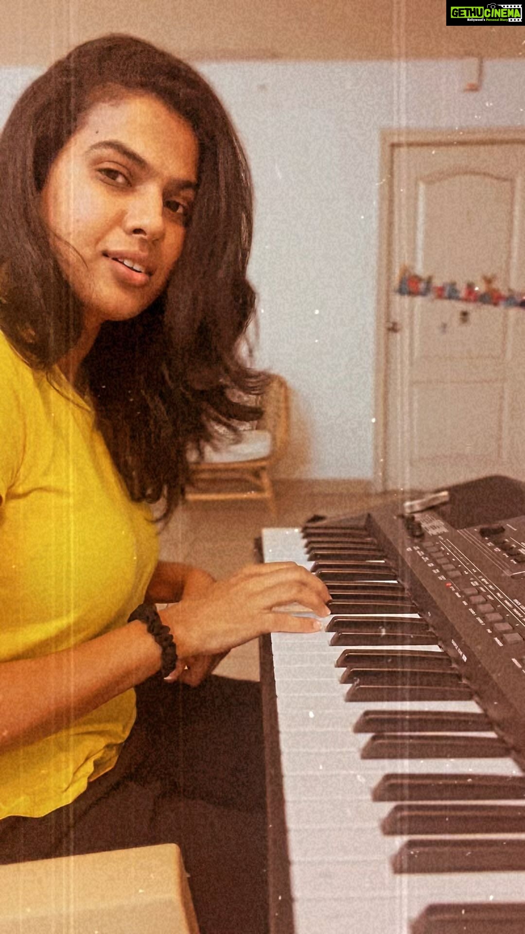 Sravana Bhargavi Instagram - Does anyone remember ADAM’s FAMILY on @cartoonnetworkindia ?? Me and my brother (@harishksharma ) use to hum the title track ATT! Attempted it on piano, it took me two days to get to this level. Mannn, keyboard is tough !!!😂