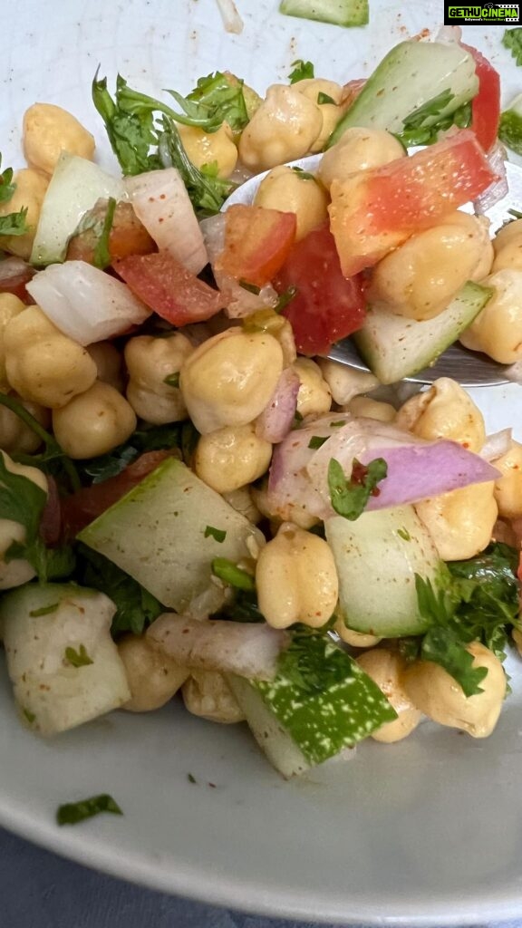 Sravana Bhargavi Instagram - EASY DINNER : chickpea salad #salad # chickpeasalad #easysaladrecipe