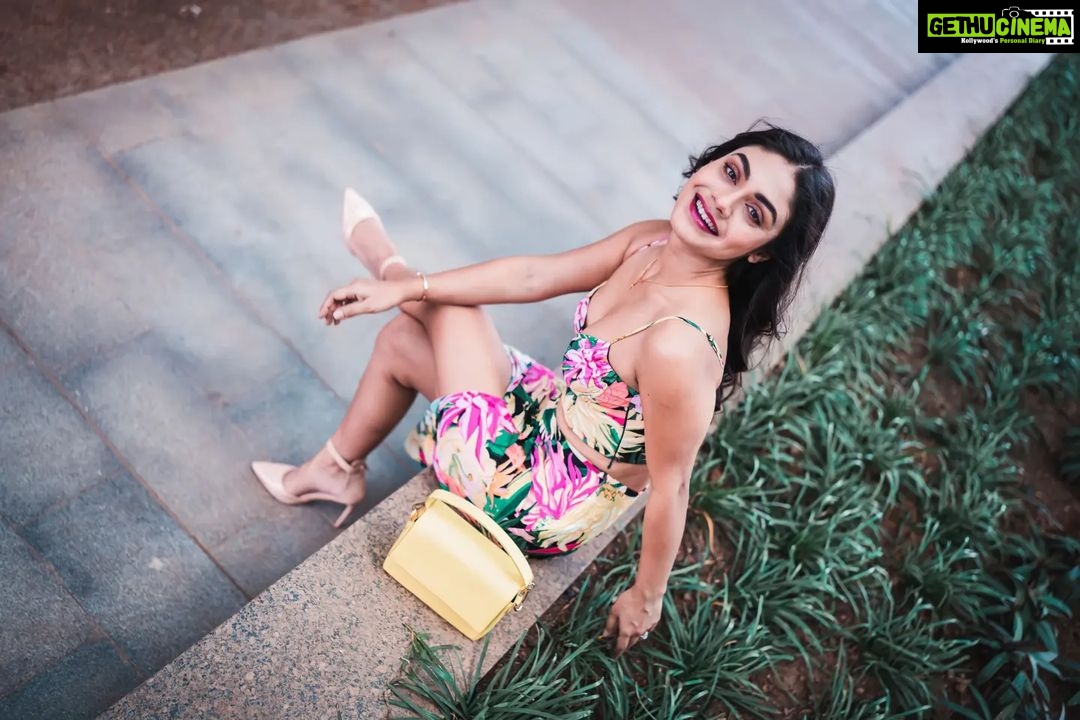Sreejita De Instagram - I love it when I catch you looking at me.😍❤ . 🎬Shot & Edited by @ashmaneditors . #sreesquad #Sreejitade #fashionista #modelpose #birdseyeview #viral #viralreel #explorepage #explore #love #trending #trends #trend
