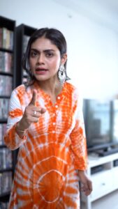 Sreejita De Instagram - Aap convince ho gaye ha main aur bolun?? 😜 Loved this character “Geet” It was the most fun shot I had for a long long time. 🤭 . 🎬Shot & Edited by @ashmaneditors . #sreesquad #Sreejitade#reelitfeelit #reelkarofeelkaro #jabwemet #geet #kareenkapoor #indianoutfit #trendingreels #viral #viralreel #explorepage #explore #love #trending #trends #trend #reels #reelsinstagram