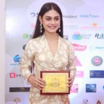 Sreejita De Instagram - Moments of Joy! #gratitudepost Thank you to all my fans, friends and family ❤️❤️ #thankyou 🧿 Styled by @ashnaamakhijani Jewellery @ethnicandaz #sreejitade #awards #awards night #gratitude