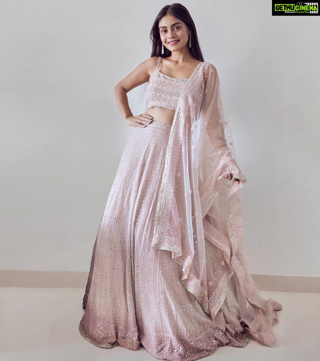 Sreejita De Instagram - Living My fairy-tale! 👰🏻♀️❤️🤵🏻 Have faith in your dreams 💝💕 Wearing @asopalav @saree.com_by_asopalav Styled by @nidhikurda Shot and edited by @ashish_sawant__ #pinklehenga #cinderella #fairytale #sreejitade #indian