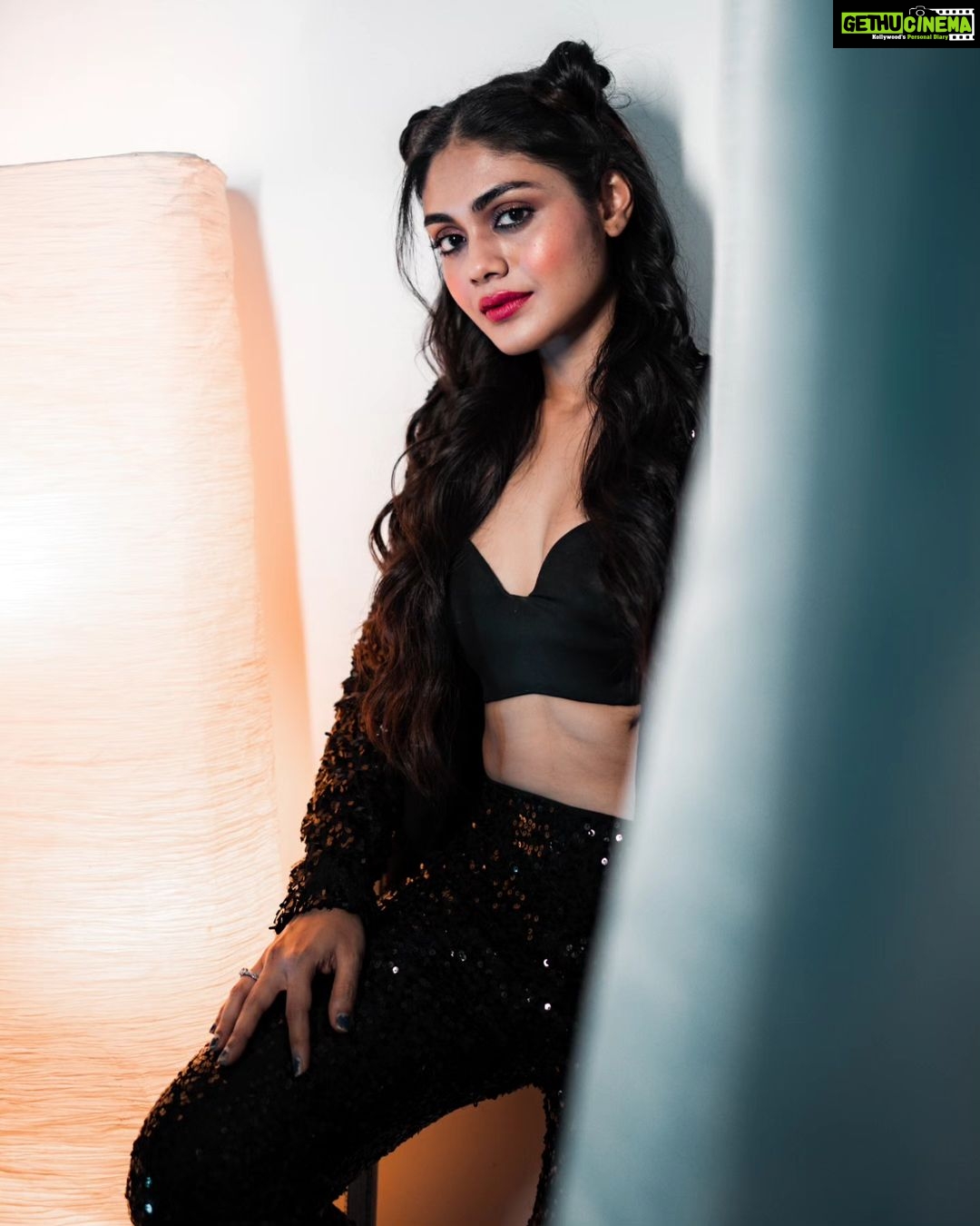Sreejita De Instagram - Black outfits will never disappoint you 😊 . 🎬Shot & Edited by @ashmaneditors . #sreesquad #Sreejitad #blacklove #blackout #viral #explorepage #explore #trending #trends #trend