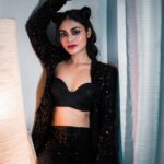 Sreejita De Instagram - Black outfits will never disappoint you 😊 . 🎬Shot & Edited by @ashmaneditors . #sreesquad #Sreejitad #blacklove #blackout #viral #explorepage #explore #trending #trends #trend
