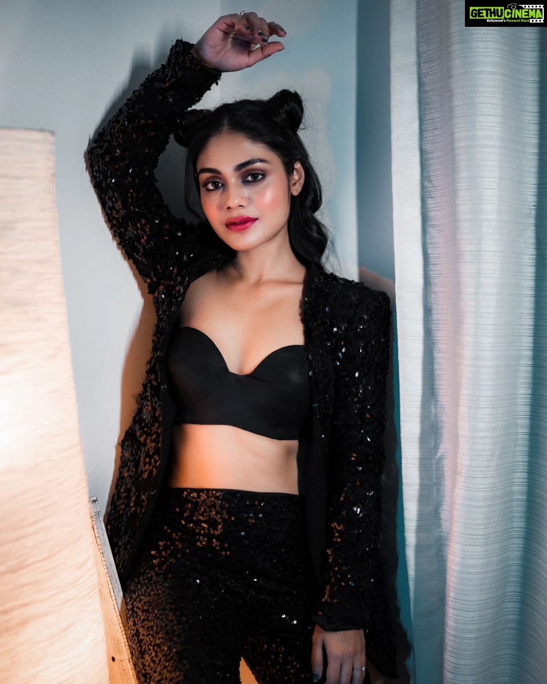 Sreejita De Instagram - Black outfits will never disappoint you 😊 . 🎬Shot & Edited by @ashmaneditors . #sreesquad #Sreejitad #blacklove #blackout #viral #explorepage #explore #trending #trends #trend