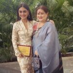 Sreejita De Instagram - Moments of Joy! #gratitudepost Thank you to all my fans, friends and family ❤️❤️ #thankyou 🧿 Styled by @ashnaamakhijani Jewellery @ethnicandaz #sreejitade #awards #awards night #gratitude