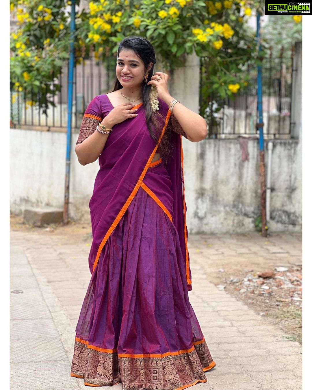 Srinisha Jayaseelan Instagram - தீம்தனனா தீம்தனனா தீம்தனனா தீம்தனனா தீம்தனன்னா தீம்தனனா திரனா 💜❤️ 👗: @deepoo_designers ❤️ 📷: @madhujoshika_jayaseelan 😘