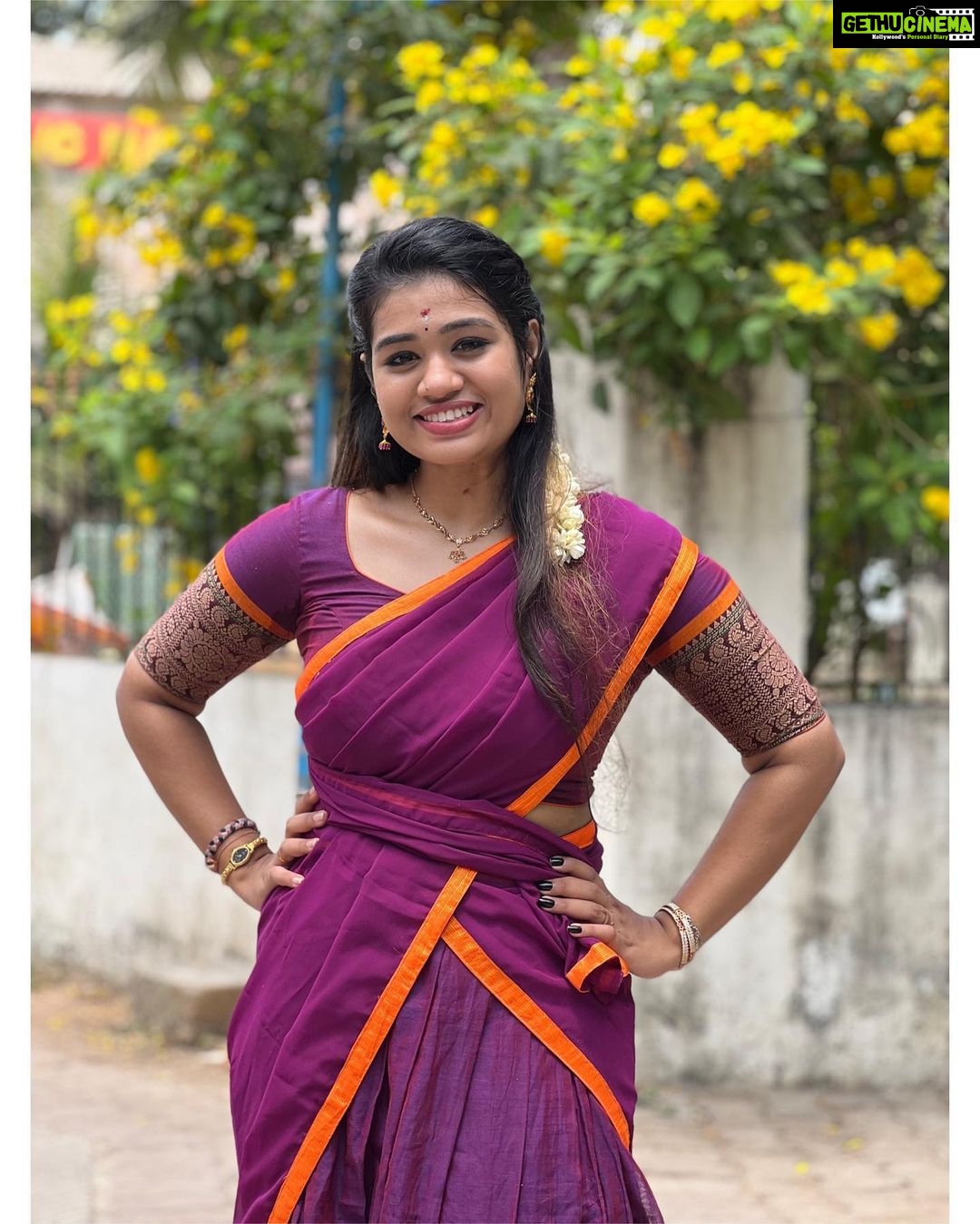 Srinisha Jayaseelan Instagram - தீம்தனனா தீம்தனனா தீம்தனனா தீம்தனனா தீம்தனன்னா தீம்தனனா திரனா 💜❤️ 👗: @deepoo_designers ❤️ 📷: @madhujoshika_jayaseelan 😘