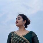 Srinisha Jayaseelan Instagram - நன்றி🥺💜❤️ A BIG thank you 💜❤️ for all the love and support for my 1MinMusic video #vaanampozhiya 💜❤️ @silvertreeoffl #1MinMusic #1MinMusicVideo