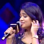 Srinisha Jayaseelan Instagram - Sang this extremely soulful song “Nee Paartha Vizhigal “ live in front of the man himself @anirudhofficial 💜❤️ #instasinger #singer #instasong #coversong #songcover #liveperformance #live #livesinging #love #neeparthavizhigal #three #anirudh #anirudhravichander #shruthihassan #swethamohan #vijayyesudas #dhanush #ownvoice #femaleversion #behindwoods