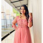 Srinisha Jayaseelan Instagram - Do not miss to watch my performance along with the legendary singer @unnikrishnanpofficial sir in Super Singer 9 on Vijay Television 💜❤️✨ Wearing: @styl_chennai ❤️ #singer #vijaytv #performance #live