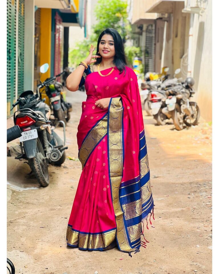 Srinisha Jayaseelan Instagram - இனிய தீபாவளி திருநாள் நல்வாழ்த்துக்கள்💜❤️ Wearing amma’s 25years old pattu saree😍💜❤️ 📸: @snaps_by_madhu 😘